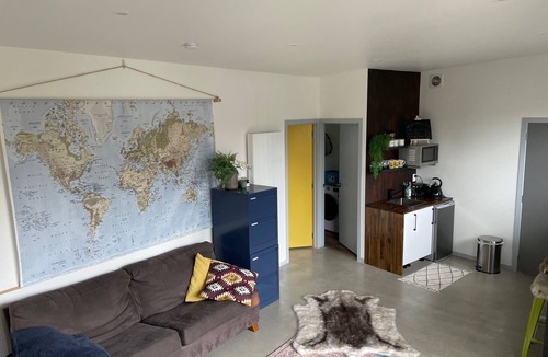 Lynmore Apartment | Modern Redwoods Retreat, Sauna and Gym, Mountain Bike Trails at Your Door