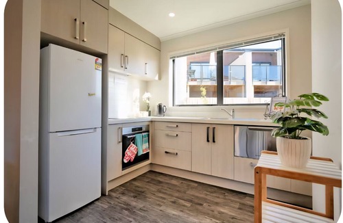 Hamilton Apartment | Modern Retreat - Near Auckland Expressway, Shopping Mall and Playground!