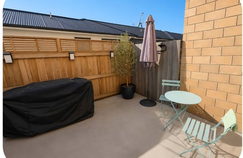 Hamilton Apartment | Modern Retreat - Near Auckland Expressway, Shopping Mall and Playground!