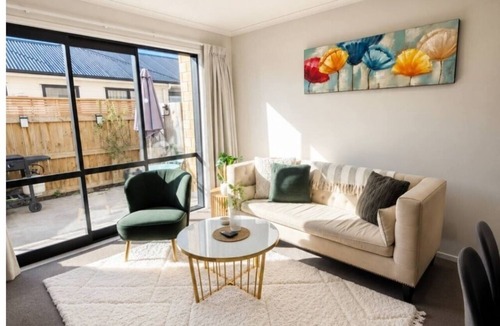 Hamilton Apartment | Modern Retreat - Near Auckland Expressway, Shopping Mall and Playground!