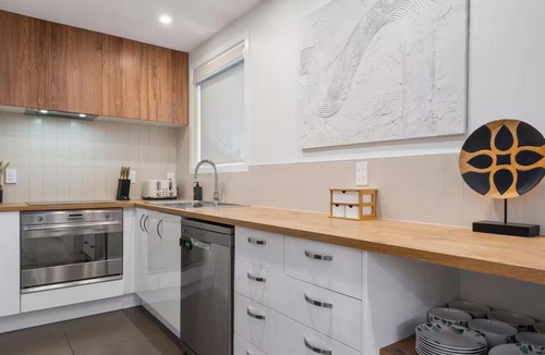 Linwood House | Modern Stay Near Christchurch Stadium with Free Parking