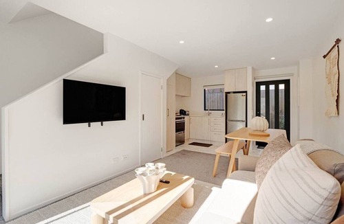 Te Atatu Peninsula Villa | Modern Te Atatu Sanctuary | Air-con and Sofa Bed