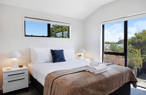 Mangere Bridge House | Modern Townhouse by Mangere Mountain near Airport