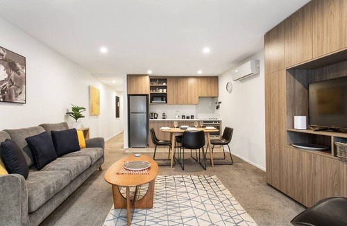 Addington Apartment | Modern Townhouse Walk to Hagley Park & Hospital