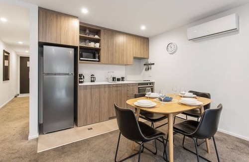 Addington Apartment | Modern Townhouse Walk to Hagley Park & Hospital