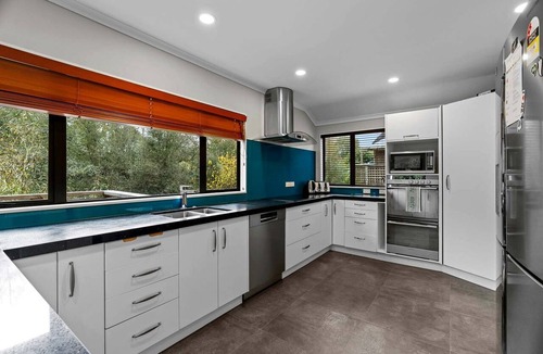 Hamilton House | Modern Two-Level Townhouse with Private Studio Near Chartwell | Hamilton, NZ