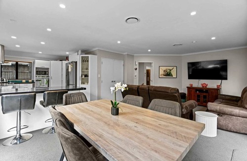 Hamilton House | Modern Two-Level Townhouse with Private Studio Near Chartwell | Hamilton, NZ