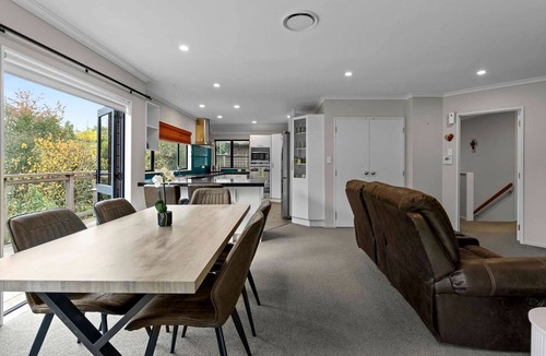 Hamilton House | Modern Two-Level Townhouse with Private Studio Near Chartwell | Hamilton, NZ