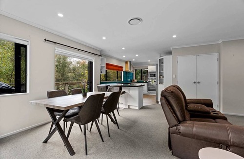 Hamilton House | Modern Two-Level Townhouse with Private Studio Near Chartwell | Hamilton, NZ