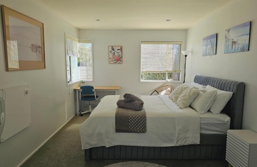 Three Kings House | Modern Urban Retreat - 4BR Secure Central Family-friendly