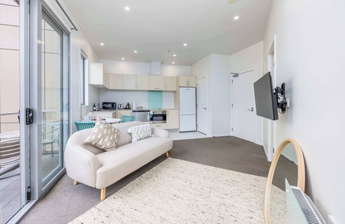 Auckland Central Business District Apartment | Modern Viaduct Apartment w pool,gym,Skytower views
