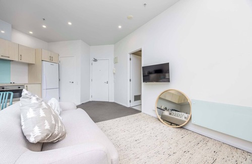 Auckland Central Business District Apartment | Modern Viaduct Apartment w pool,gym,Skytower views