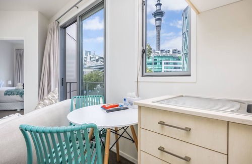 Auckland Central Business District Apartment | Modern Viaduct Apartment w pool,gym,Skytower views