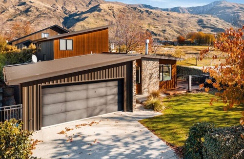 Wanaka House | Moments from That Wanaka Tree - only a 5-minute walk to That Wanaka Tree