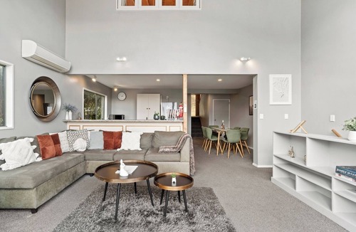Fernhill House | Mountain, lake, sun and this sensational home