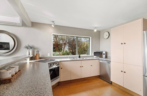 Fernhill House | Mountain, lake, sun and this sensational home
