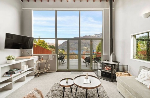 Fernhill House | Mountain, lake, sun and this sensational home