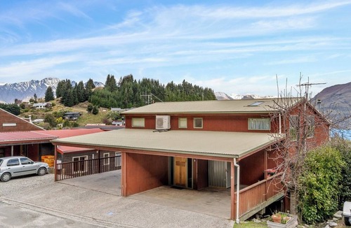 Fernhill House | Mountain, lake, sun and this sensational home