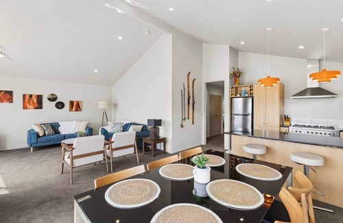 Wanaka Apartment | Mountain View Townhouse for Six