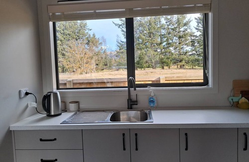 Hanmer Springs Apartment | Mountain Views & Dog friendly Guesthouse