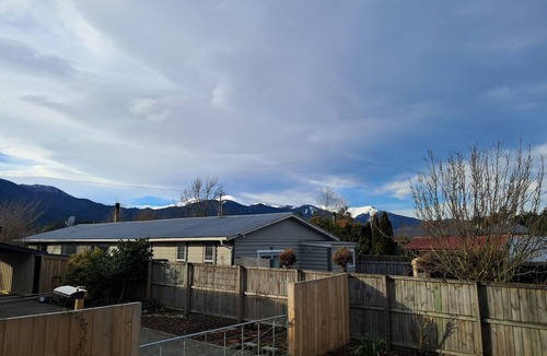 Hanmer Springs Apartment | Mountain Views & Dog friendly Guesthouse
