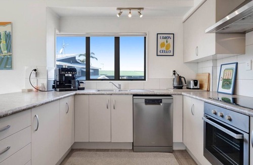 Mount Maunganui Villa | Mt Maunganui 3BR Beach Haven | Garage and Air-con