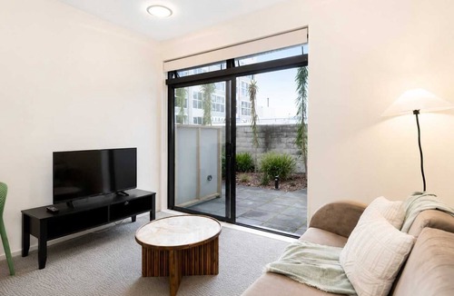 Wellington Apartment | Mt Victoria Studio - Kitchen, Bath Tub, Sleeps 2