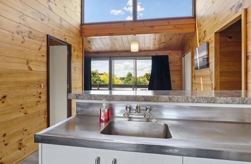 Springfield House | MTB Retreat - Redwoods Trails, Spa, Sleeps 10