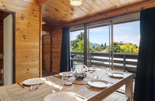 Springfield House | MTB Retreat - Redwoods Trails, Spa, Sleeps 10