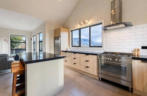 Te Anau House | Murchison Manor | Spacious Te Anau Escape