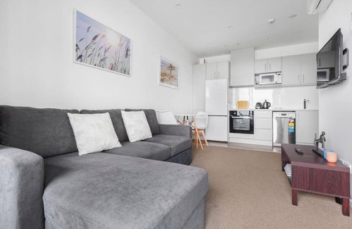 Manurewa Apartment | Neighborhood Hideaway with Air-con and Deck