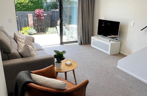 Merivale Apartment | New 2bed2bath townhouse with parking by Hagley Park