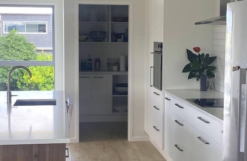 Whangamata House | Newly Built Ocean Road Escape, 2 min walk to Beach, Surf Club & Blackies Cafe