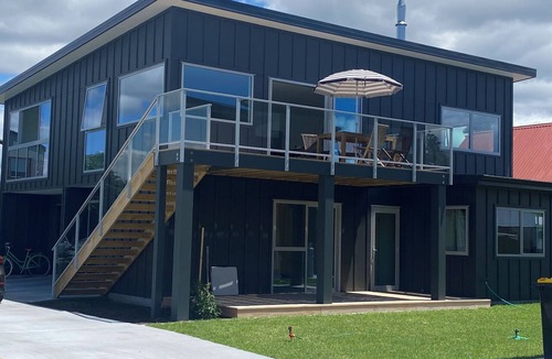 Whangamata House | Newly Built Ocean Road Escape, 2 min walk to Beach, Surf Club & Blackies Cafe