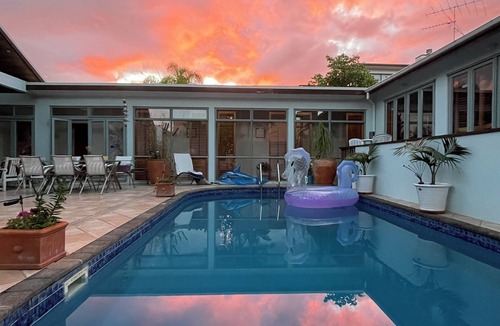Rothesay Bay House | North Shore Room with Pool & Tropical Garden — Near Beach & Browns Bay 🌴