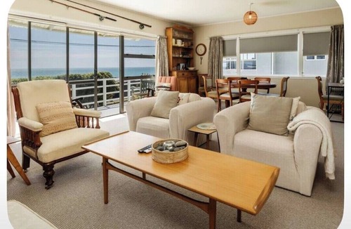 Oakura House | Oakura Beachfront Bach + Epic Views + Close to Everything!