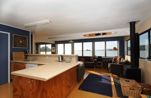 Oakura House | Oakura beachfront, summer Kayaks & Paddleboard, Wifi, Gas fire pit