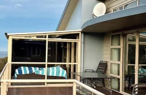 Kakanui Apartment | Ocean View on Semple, Your Coastal Haven Retreat. Relax in seaside charm!