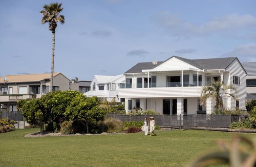 Papamoa Beach House | Oceanfront Oasis