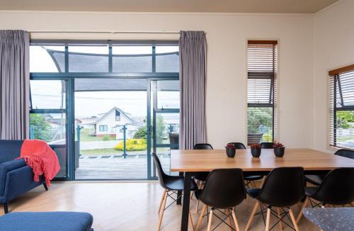 Mangawhai Heads House | Oceans 8 - Mangawhai Heads Holiday Home