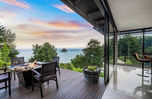 Ngaio Bay Cabin | Oceanview Penthouse Suite & Beach Access