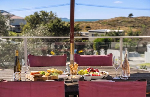 Papamoa Beach House | Ohana - Papamoa Holiday Home