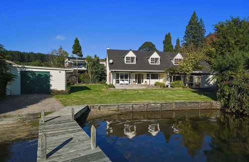 Tikitere House | Okawa Bay Waterfront | Lakefront with Jetty