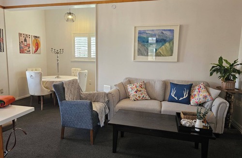 Featherston House | Old-World Villa Charm in the Heart of Featherston 2 Beds Walk to Town
