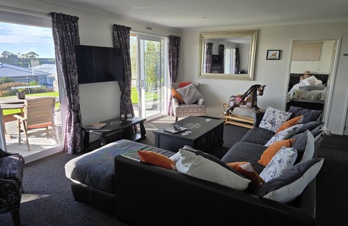 Omokoroa Apartment | Omokoroa Sea View Apartment, stunning views, amazing sun rises, quiet spot