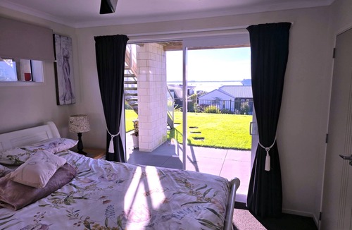 Omokoroa Apartment | Omokoroa Sea View Apartment, stunning views, amazing sun rises, quiet spot