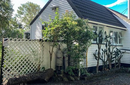 Kerikeri House | Orange Grove Homestead - Spacious Garden Holiday Home