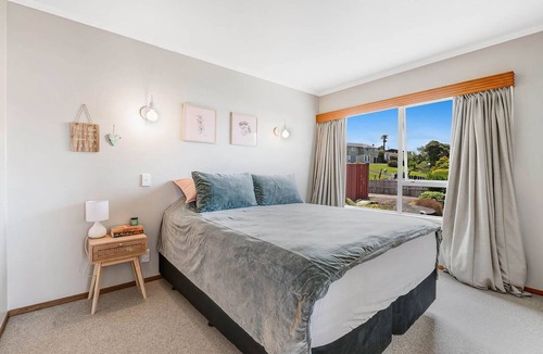 Snells Beach House | Original New Zealand Beach Bach, minutes from the beach and local shops