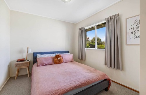 Snells Beach House | Original New Zealand Beach Bach, minutes from the beach and local shops