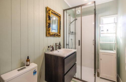 Surfdale House | Oscar's Cottage by Waiheke Pure